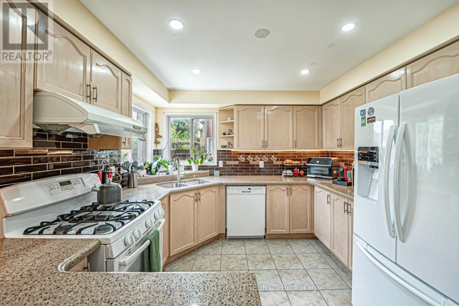 7289 Terragar Boulevard, Mississauga, Ontario  L5N 7L8 - Photo 17 - W12421481