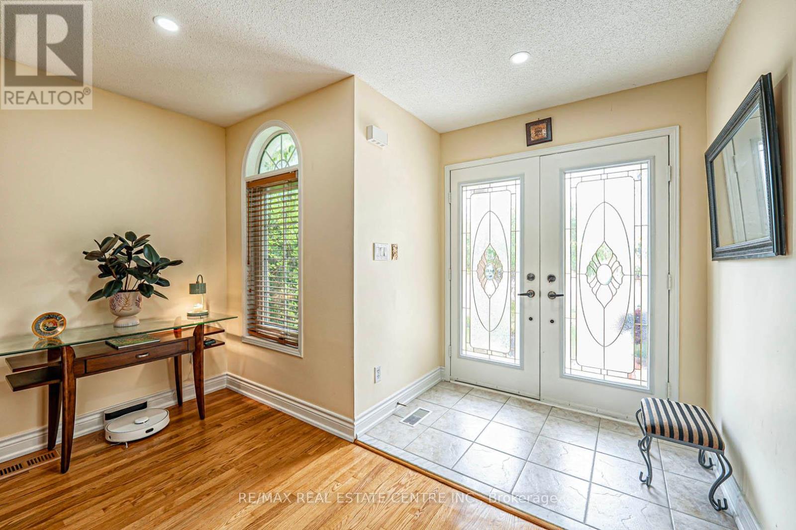 7289 Terragar Boulevard, Mississauga, Ontario  L5N 7L8 - Photo 3 - W12421481