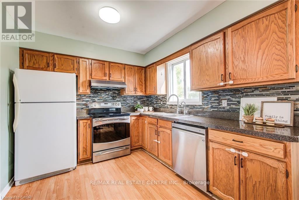 633 Grange Crescent, Waterloo, Ontario  N2T 2L9 - Photo 10 - X12421484
