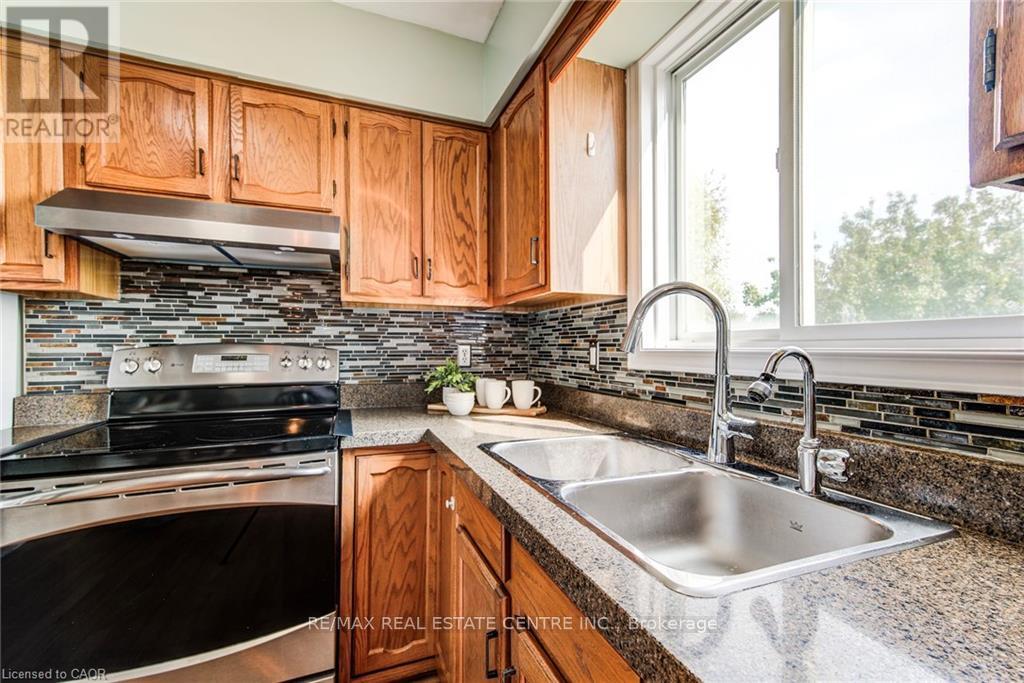 633 Grange Crescent, Waterloo, Ontario  N2T 2L9 - Photo 13 - X12421484