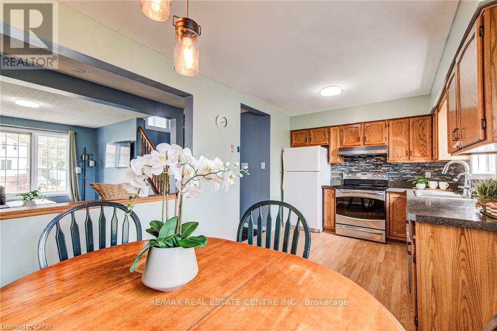633 Grange Crescent, Waterloo, Ontario  N2T 2L9 - Photo 16 - X12421484