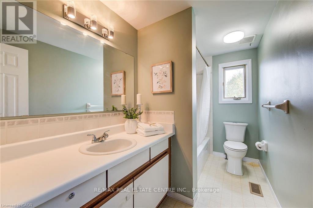 633 Grange Crescent, Waterloo, Ontario  N2T 2L9 - Photo 23 - X12421484