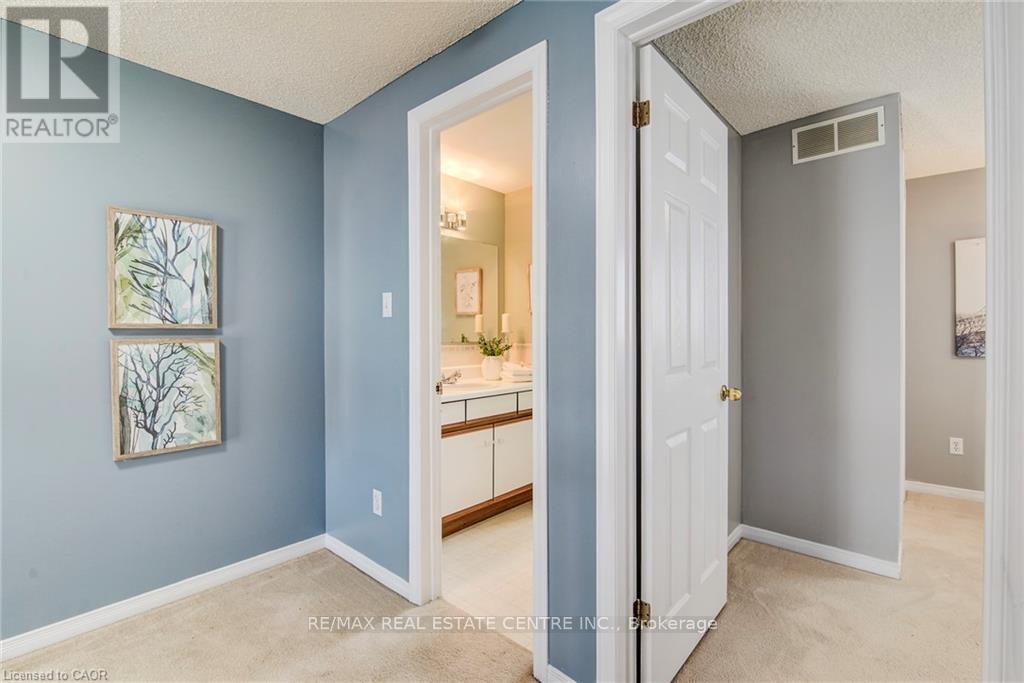 633 Grange Crescent, Waterloo, Ontario  N2T 2L9 - Photo 29 - X12421484