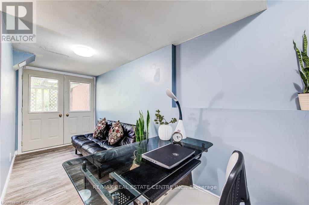 633 Grange Crescent, Waterloo, Ontario  N2T 2L9 - Photo 35 - X12421484