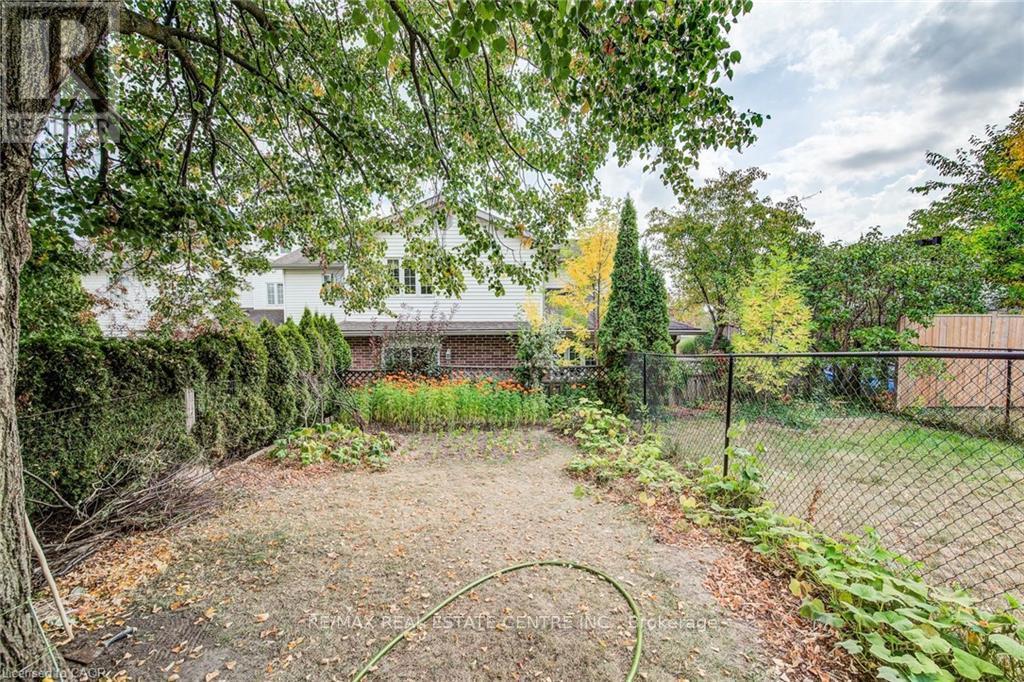 633 Grange Crescent, Waterloo, Ontario  N2T 2L9 - Photo 39 - X12421484