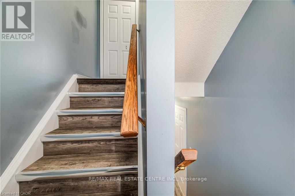 633 Grange Crescent, Waterloo, Ontario  N2T 2L9 - Photo 7 - X12421484
