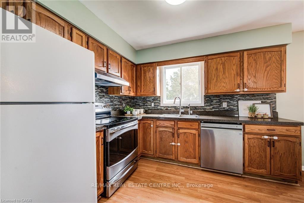 633 Grange Crescent, Waterloo, Ontario  N2T 2L9 - Photo 9 - X12421484