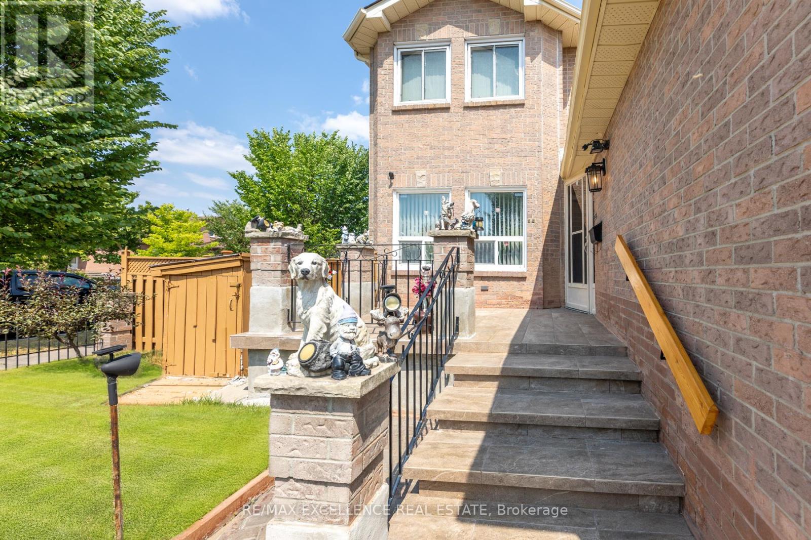 55 Atkins Circle, Brampton, Ontario  L6X 4B9 - Photo 2 - W12353883
