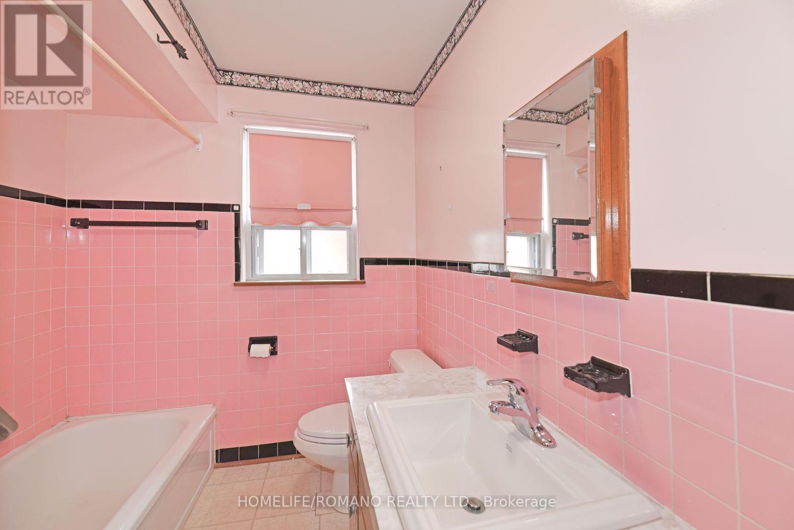58 Gilley Road, Toronto, Ontario  M3K 1L5 - Photo 14 - W12403951