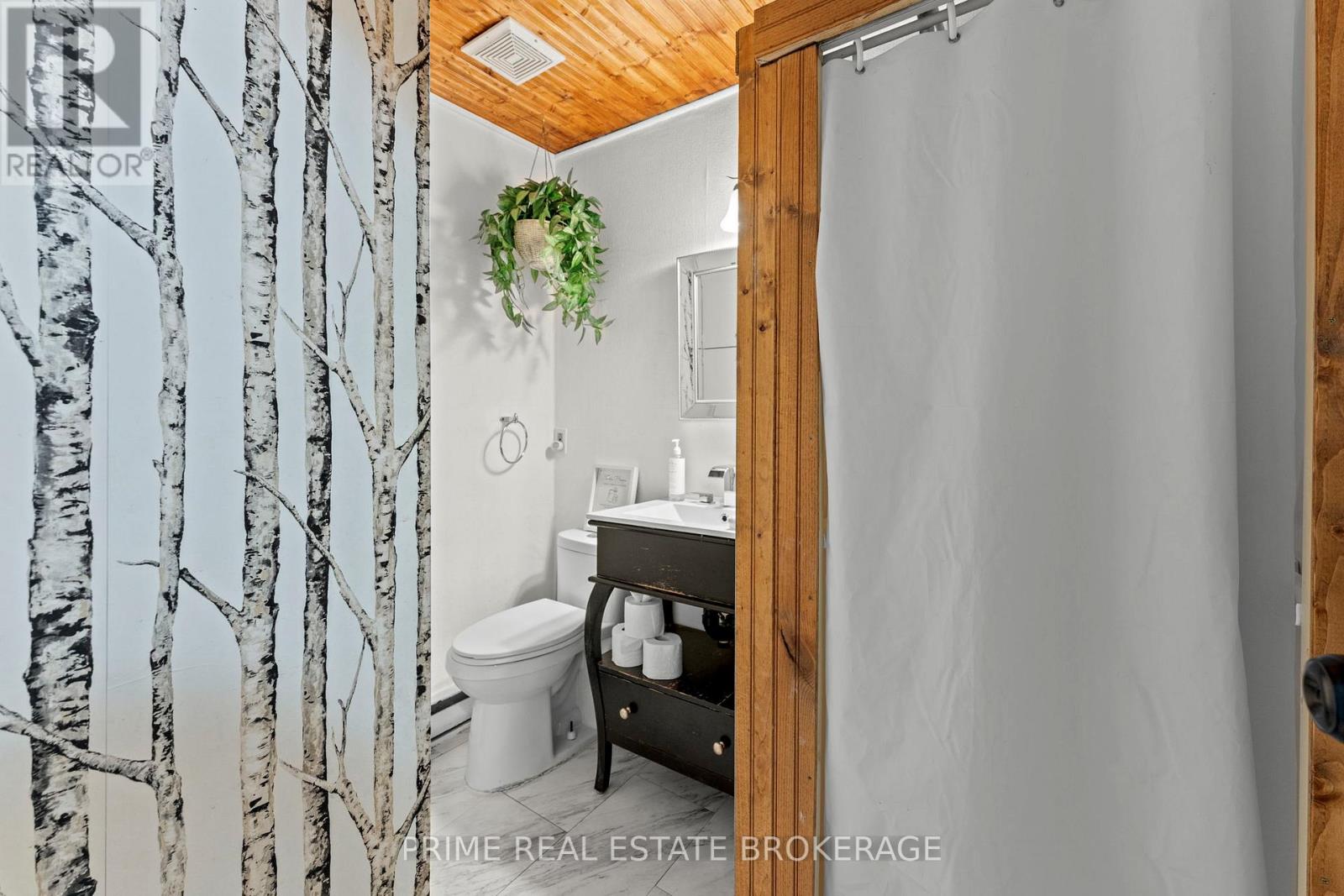 7166 Outer Drive, Lambton Shores, Ontario  N0M 2L0 - Photo 23 - X12421686