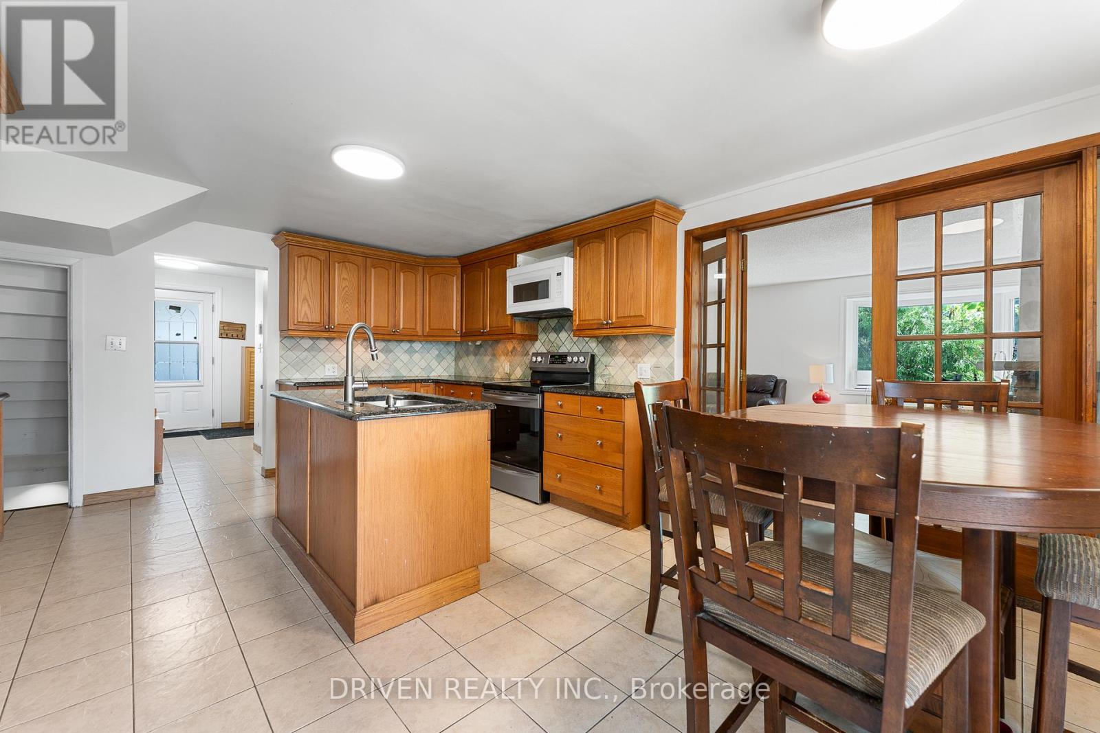876 Pinecrest Road, Ottawa, Ontario  K2B 6B2 - Photo 7 - X12421662