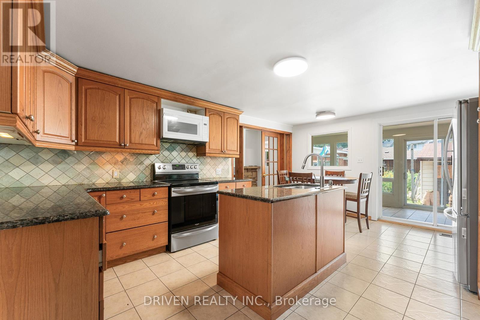 876 Pinecrest Road, Ottawa, Ontario  K2B 6B2 - Photo 9 - X12421662