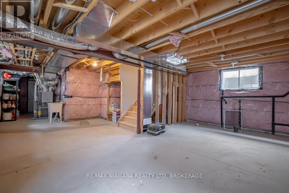 16 Bowman Crescent, Thorold, Ontario  L2V 0G3 - Photo 17 - X12421682