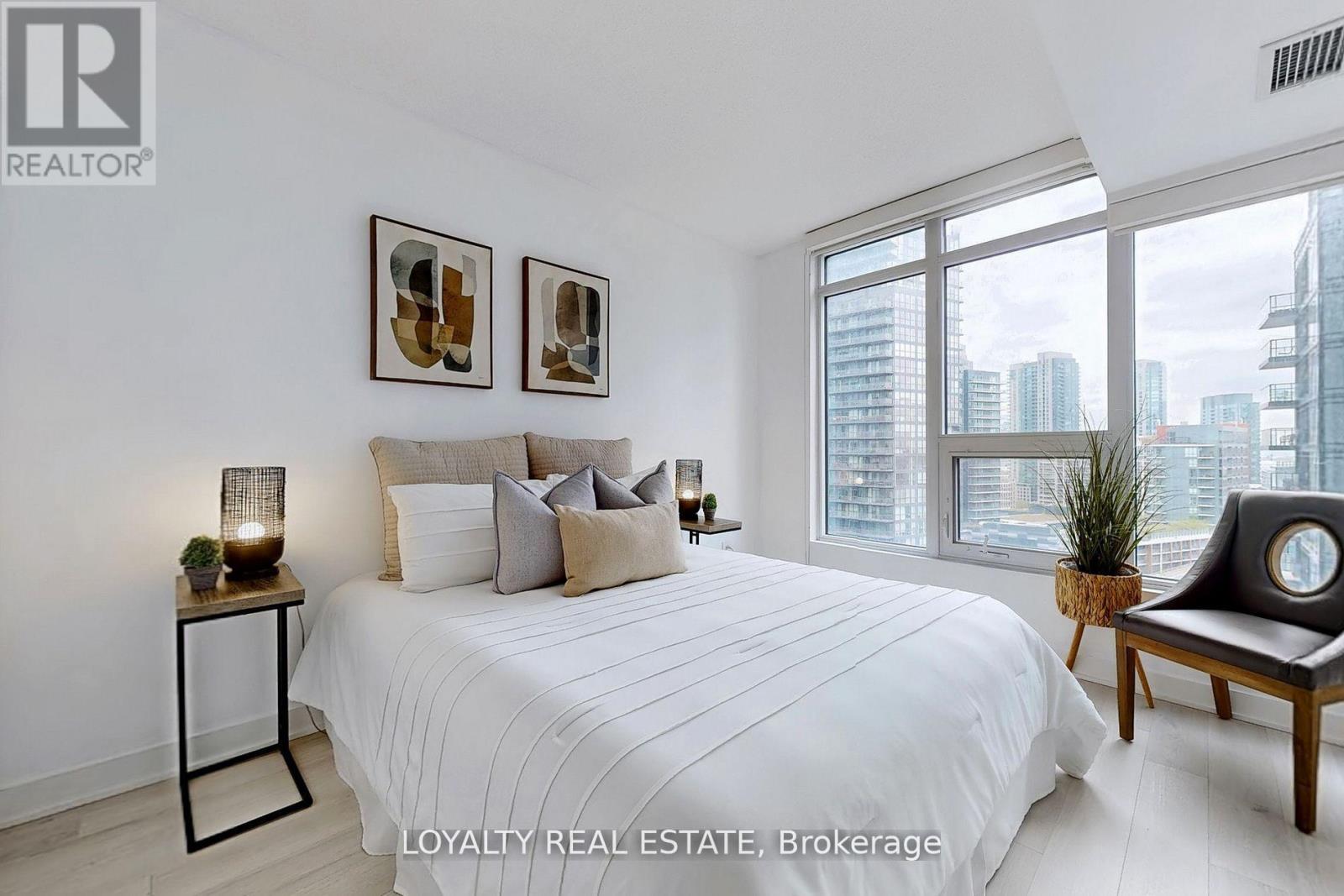 1803 - 70 Queens Wharf Road, Toronto, Ontario  M5V 0J2 - Photo 6 - C12416038