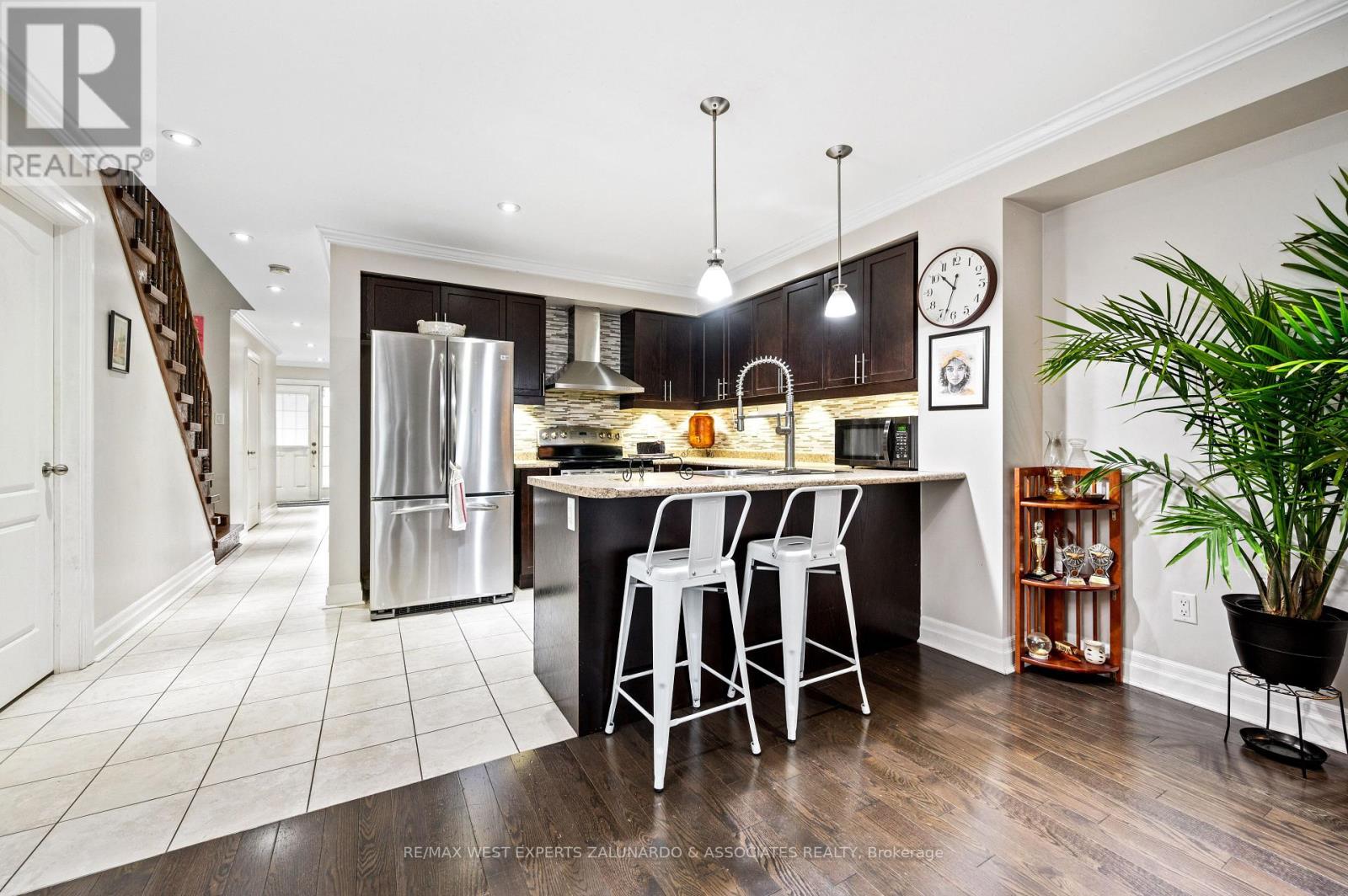 281 Meadowhawk Trail, Bradford West Gwillimbury, Ontario  L3Z 0K4 - Photo 5 - N12421538