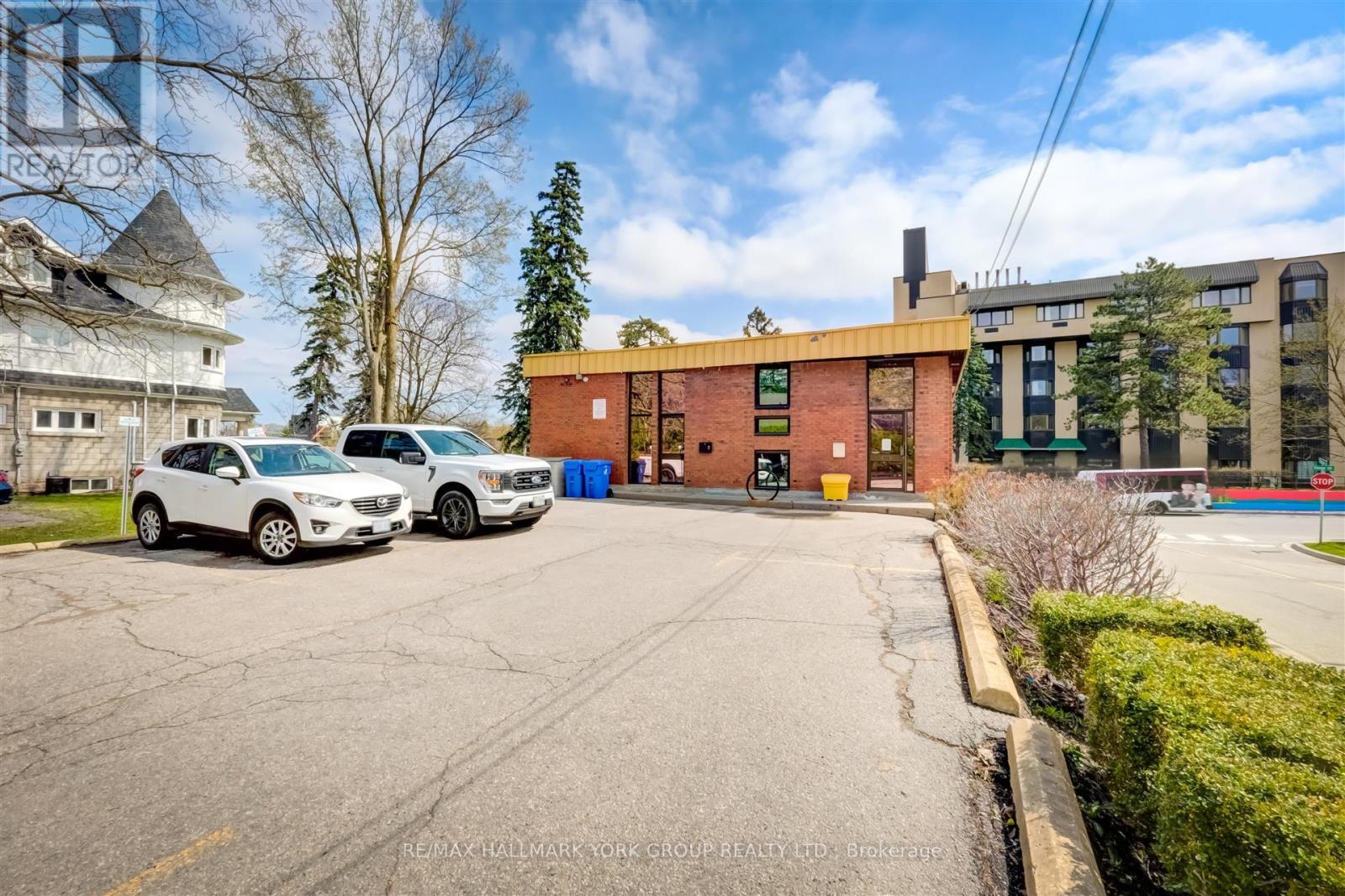15064 Yonge Street, Aurora, Ontario  L4G 1M2 - Photo 2 - N12421551