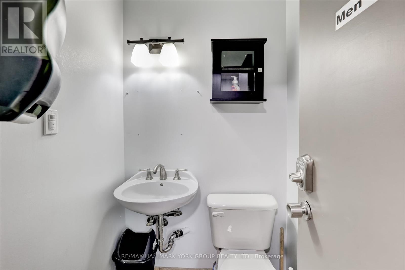 15064 Yonge Street, Aurora, Ontario  L4G 1M2 - Photo 22 - N12421551