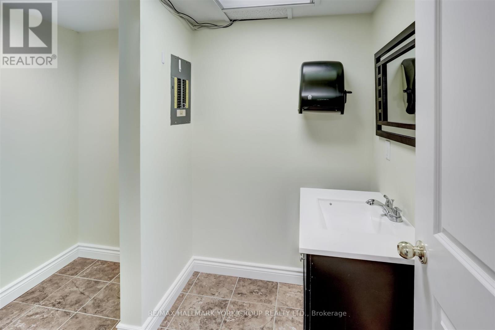 15064 Yonge Street, Aurora, Ontario  L4G 1M2 - Photo 27 - N12421551