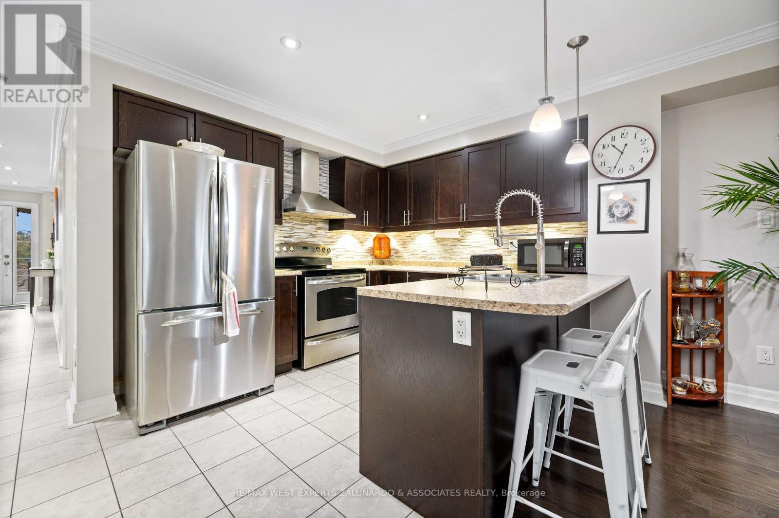 281 Meadowhawk Trail, Bradford West Gwillimbury, Ontario  L3Z 0K4 - Photo 7 - N12421558