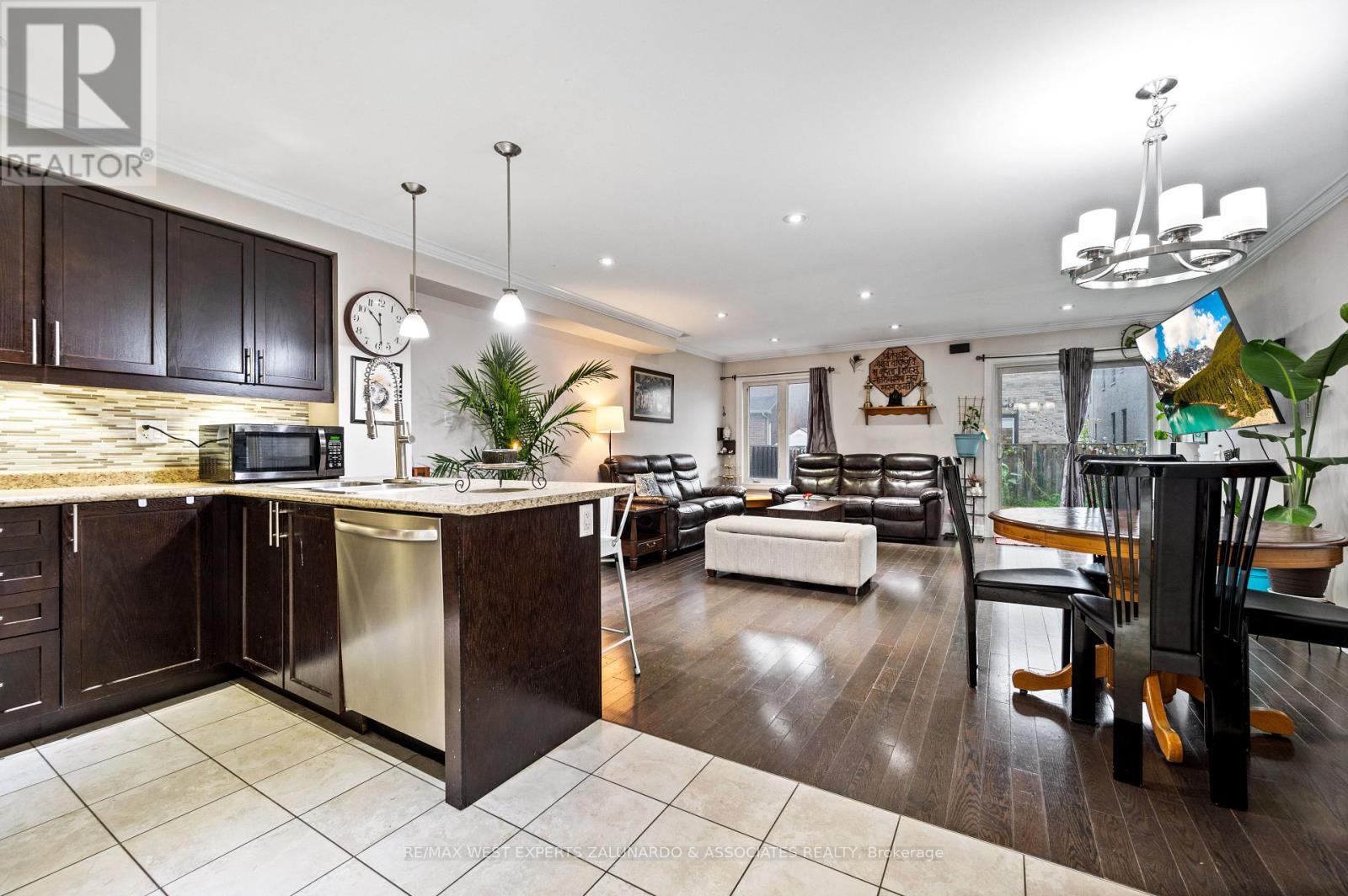 281 Meadowhawk Trail, Bradford West Gwillimbury, Ontario  L3Z 0K4 - Photo 8 - N12421558