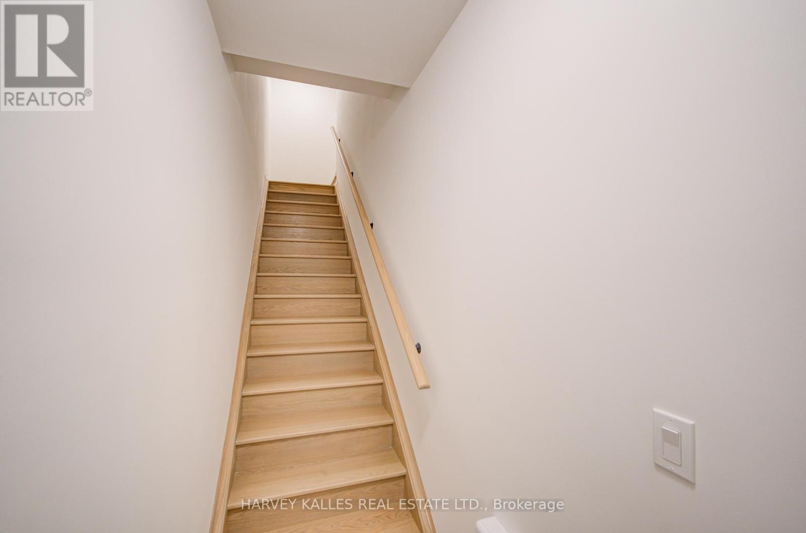 11 - 18 Lytham Green Circle, Newmarket, Ontario  L3Y 0H4 - Photo 6 - N12421620