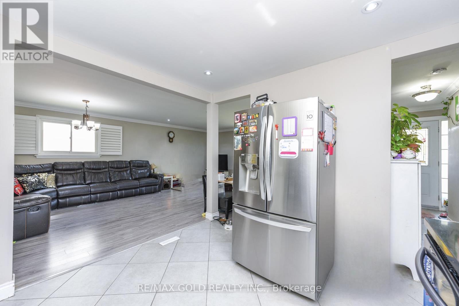 11 Dudley Place, Brampton, Ontario  L6T 3C2 - Photo 8 - W12397949