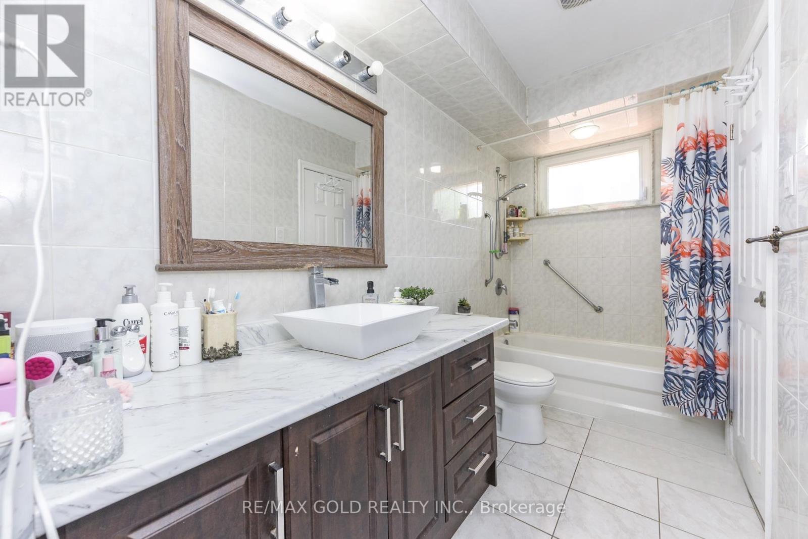 11 Dudley Place, Brampton, Ontario  L6T 3C2 - Photo 9 - W12397949