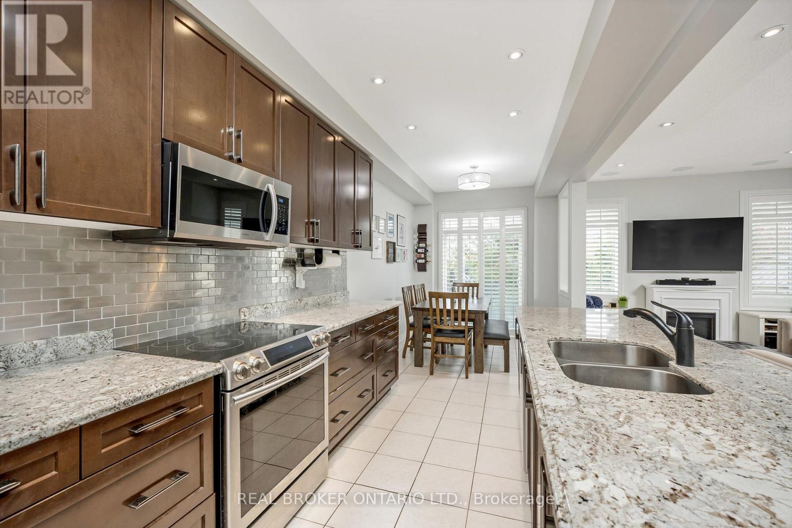 41 Diamond Leaf Lane, Halton Hills, Ontario  L7G 0G7 - Photo 12 - W12421557