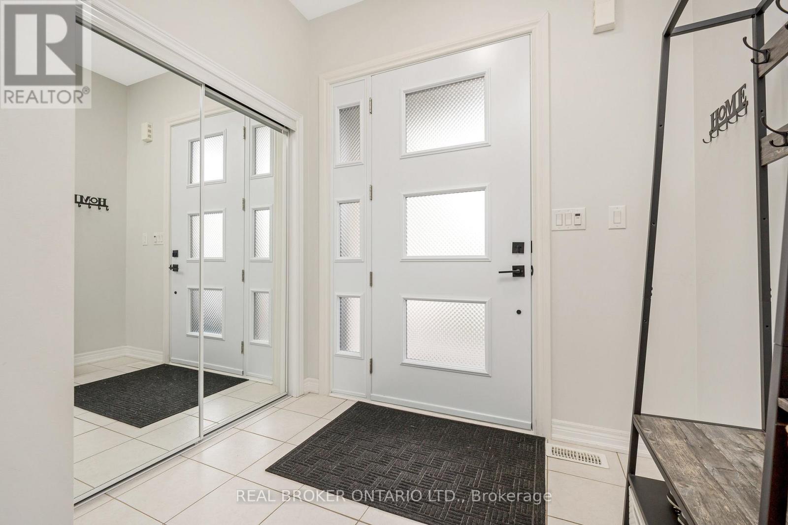 41 Diamond Leaf Lane, Halton Hills, Ontario  L7G 0G7 - Photo 4 - W12421557