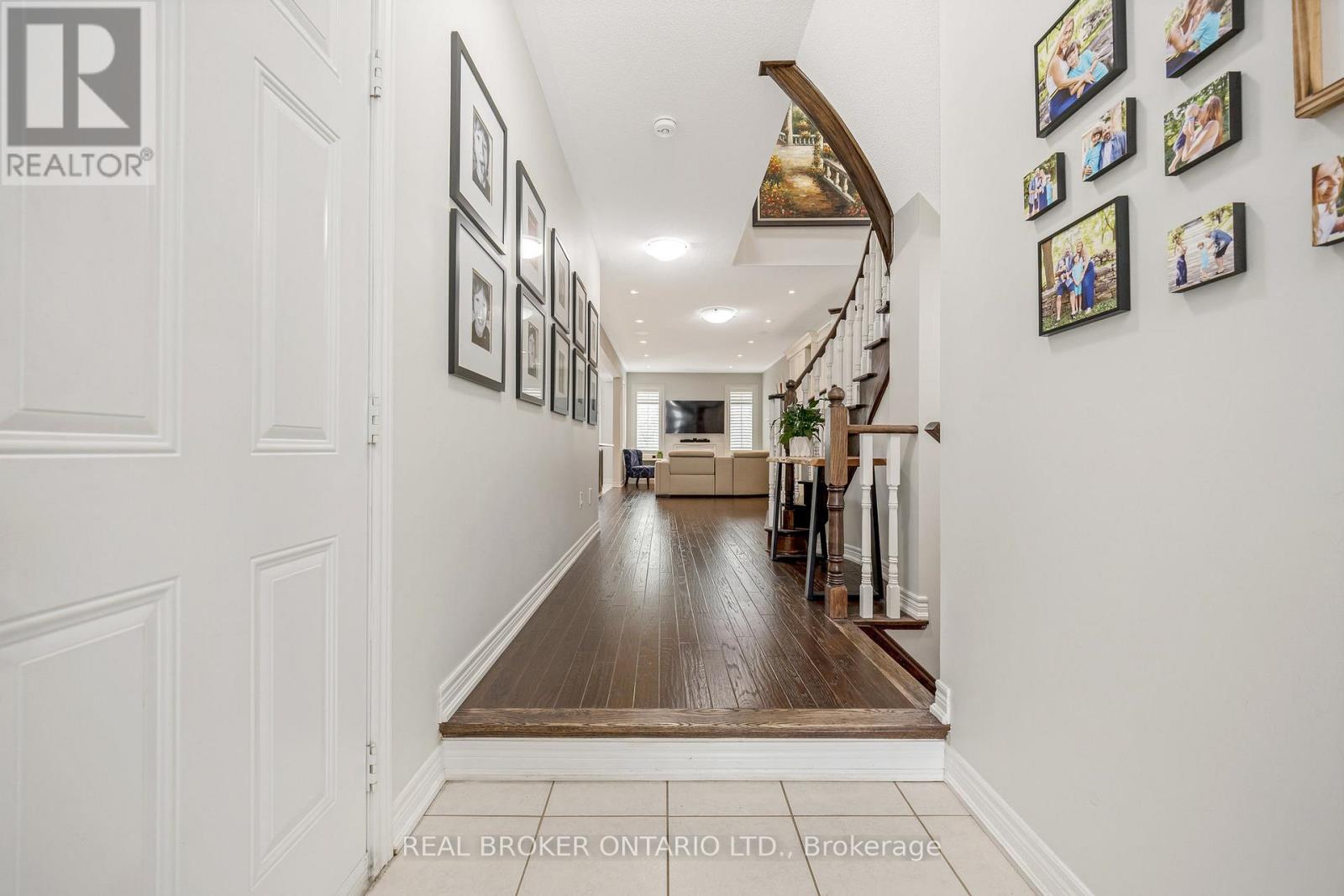 41 Diamond Leaf Lane, Halton Hills, Ontario  L7G 0G7 - Photo 5 - W12421557