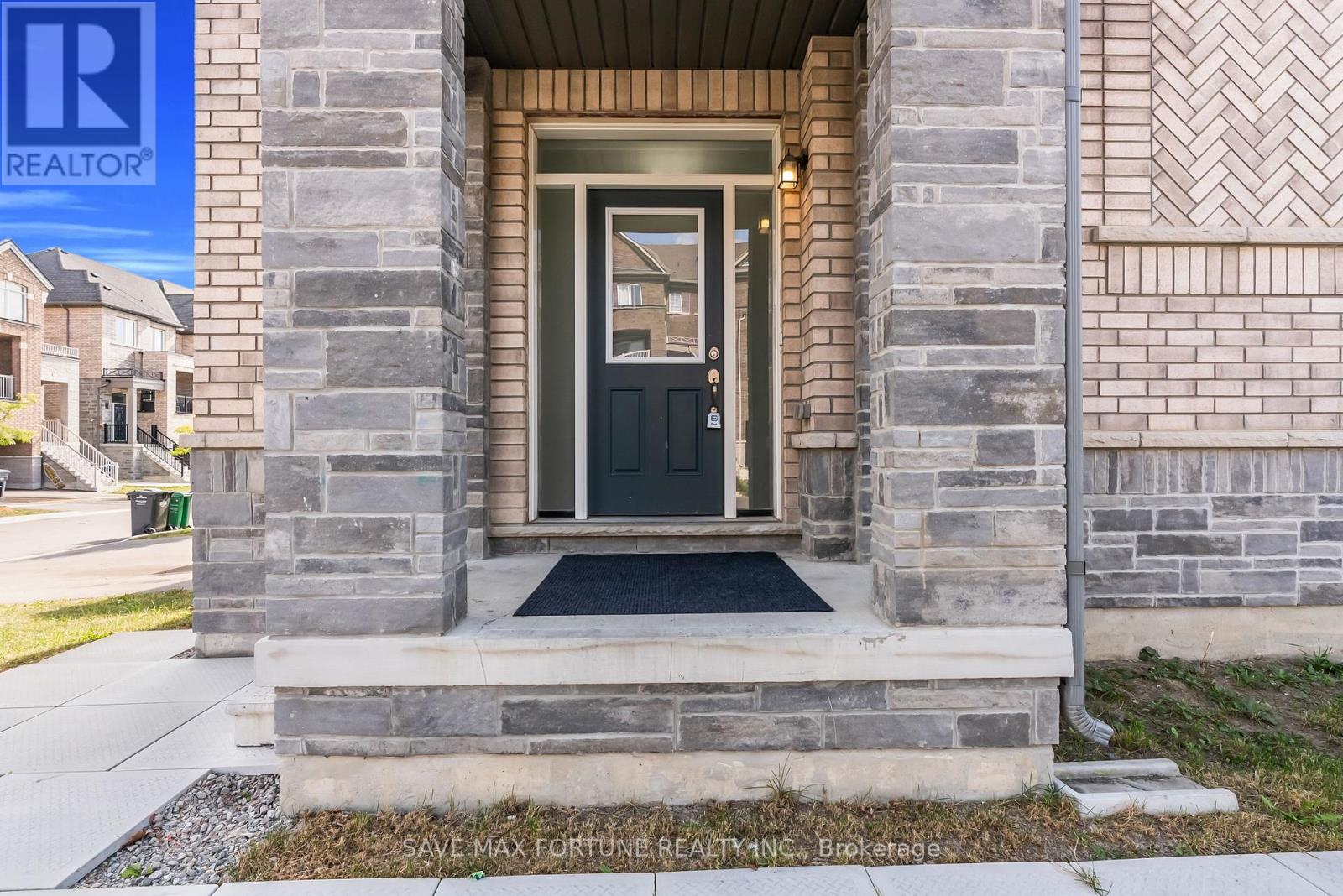 28 Gemma Place, Brampton (Heart Lake), Ontario  L6Z 1X9 - Photo 4 - W12421579