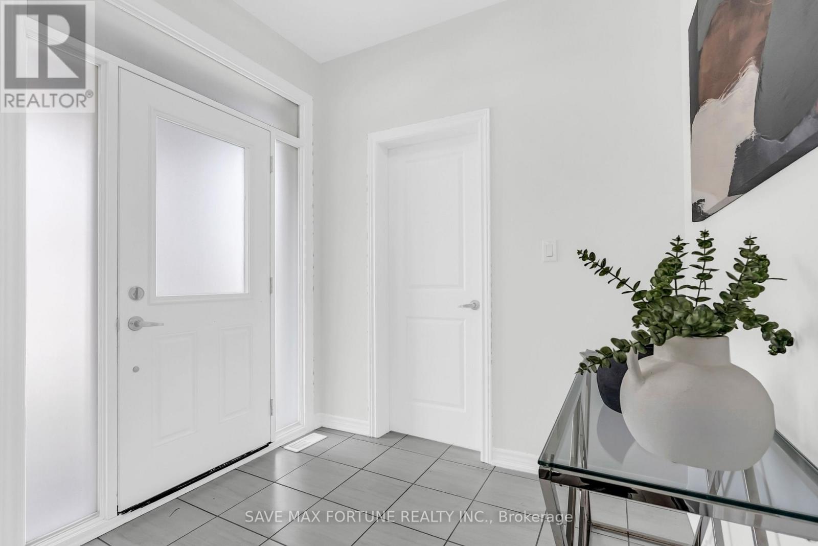 28 Gemma Place, Brampton (Heart Lake), Ontario  L6Z 1X9 - Photo 7 - W12421579