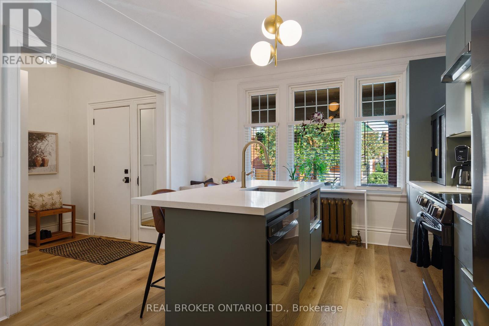 202 Prospect Street S, Hamilton, Ontario  L8M 2Z7 - Photo 3 - X12421546