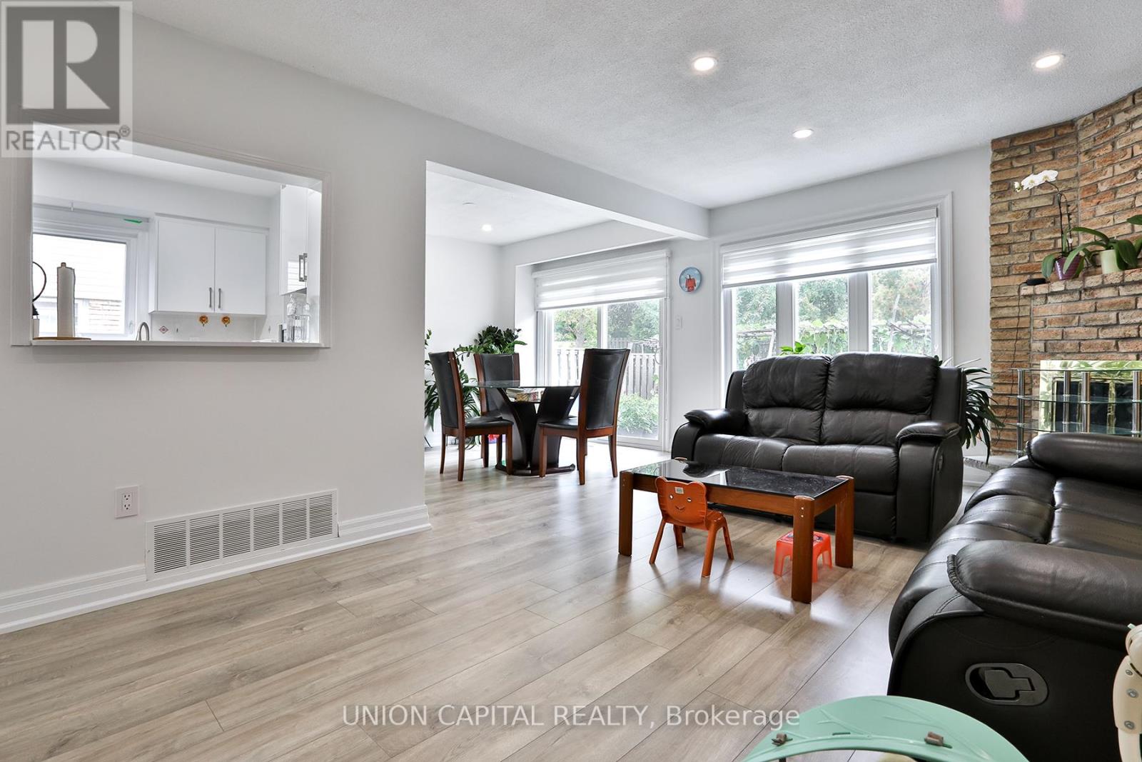 72 Bushmills Square, Toronto, Ontario  M1V 1J4 - Photo 5 - E12421671