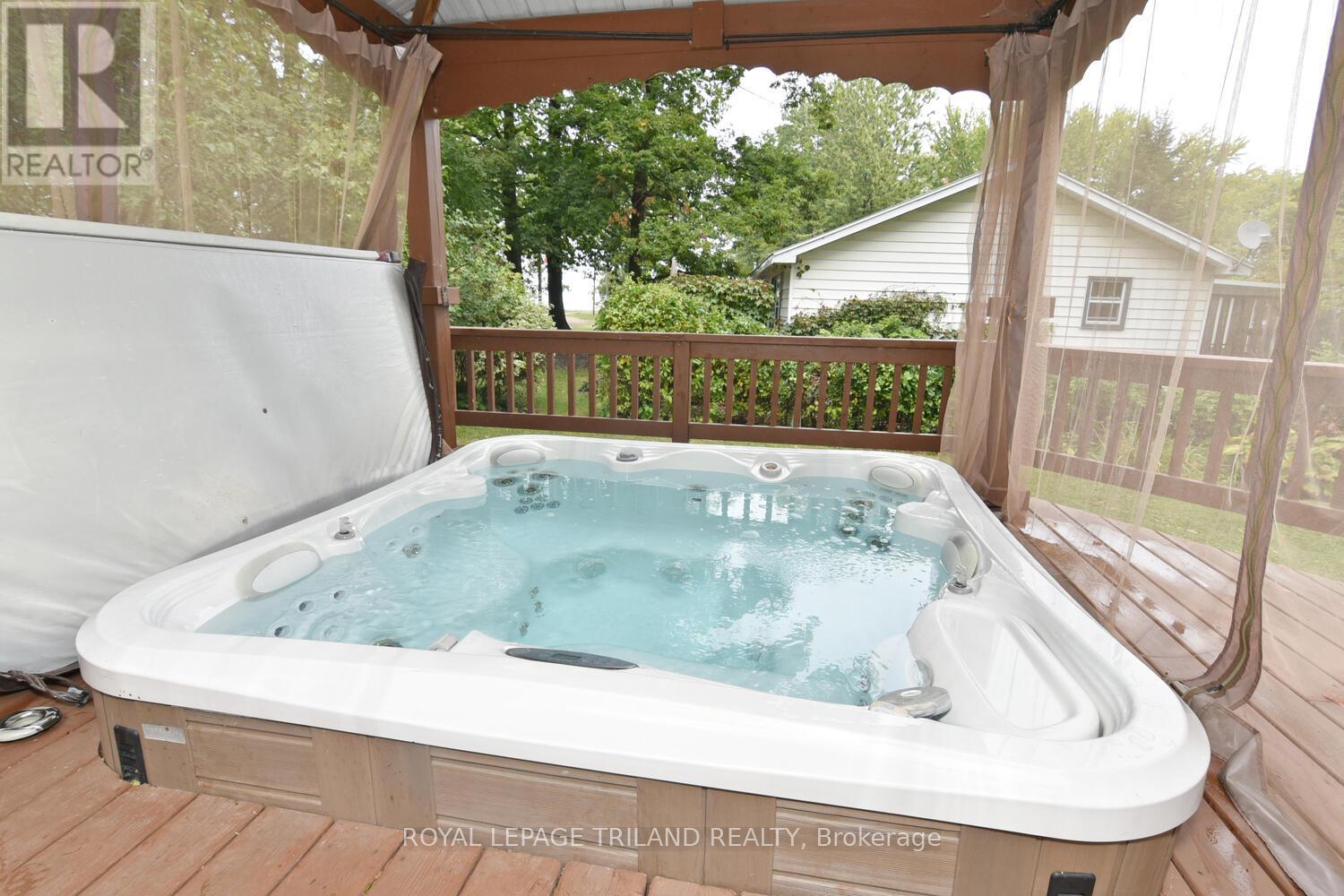 6016 Max's Drive, Lambton Shores, Ontario  N0N 1J1 - Photo 42 - X12421763
