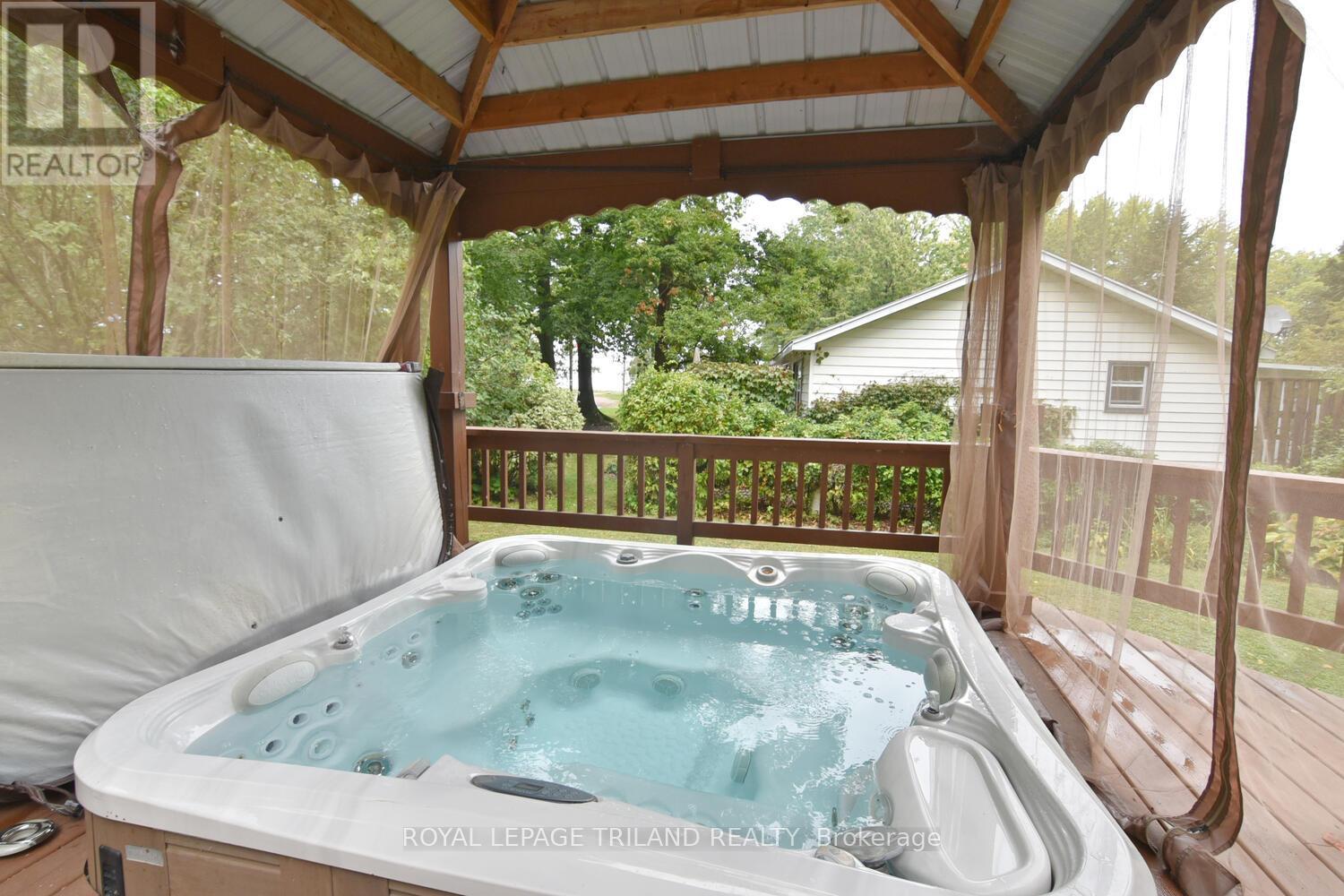 6016 Max's Drive, Lambton Shores, Ontario  N0N 1J1 - Photo 43 - X12421763