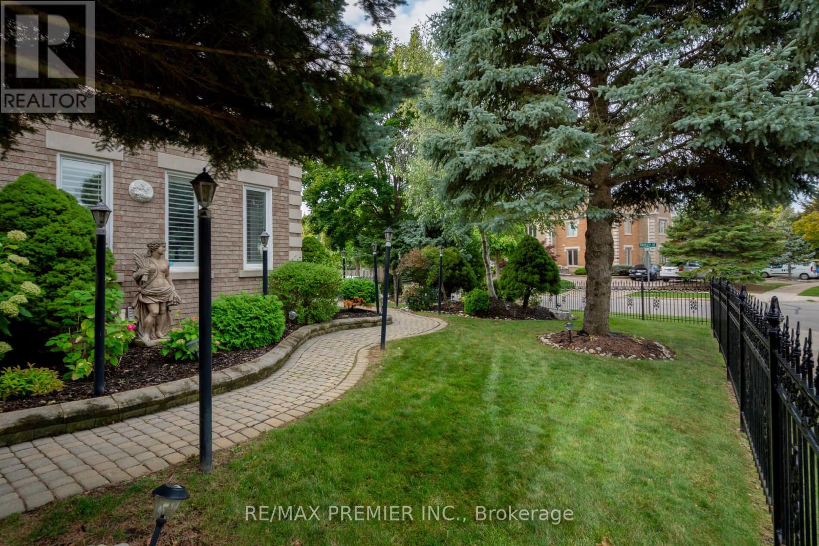 1 Radley Street, Vaughan (East Woodbridge), Ontario  L4L 8J7 - Photo 4 - N12421654