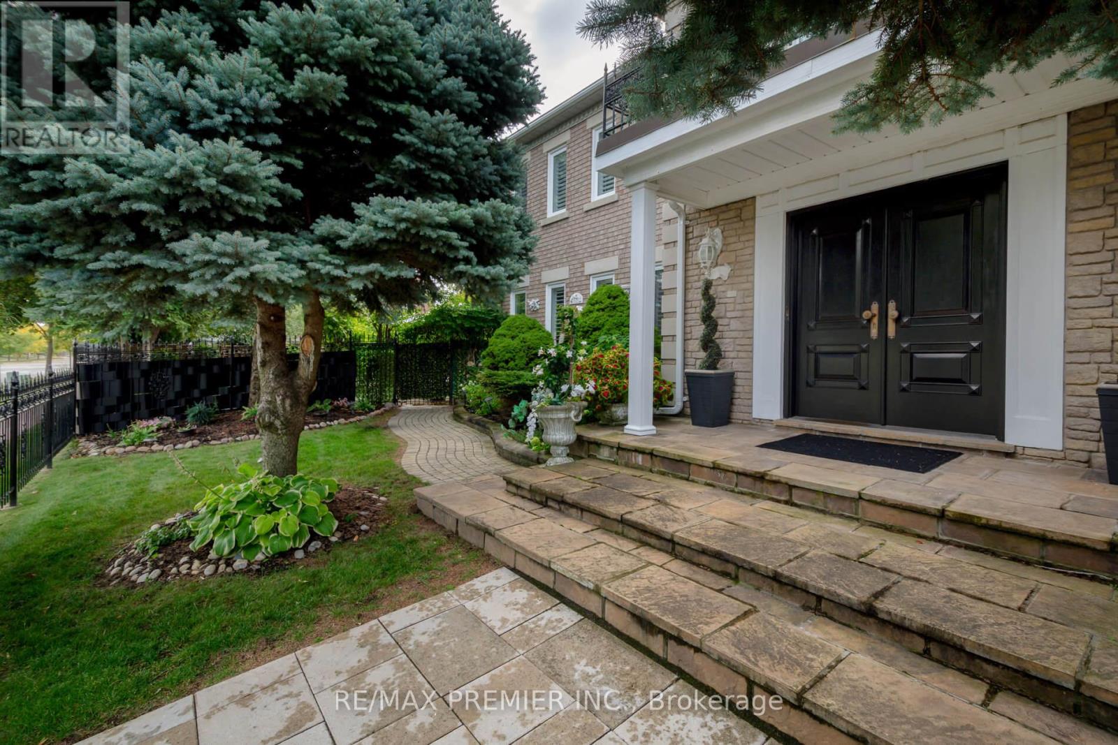 1 Radley Street, Vaughan (East Woodbridge), Ontario  L4L 8J7 - Photo 5 - N12421654