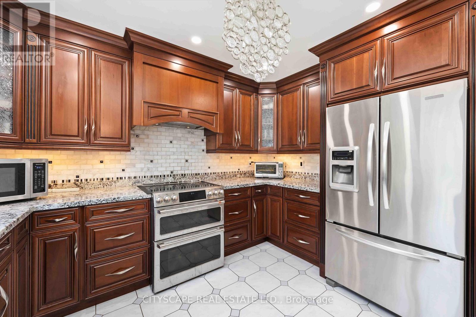 406 Weldrick Road E, Richmond Hill, Ontario  L4B 2M8 - Photo 10 - N12421690