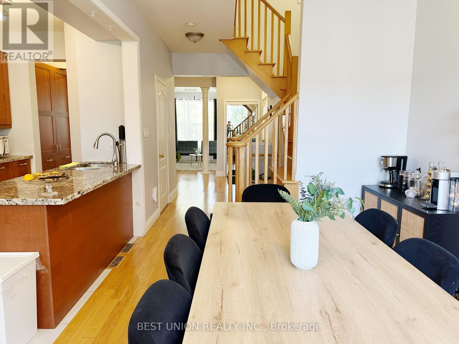 320 Country Glen Road S, Markham, Ontario  L6B 1C5 - Photo 3 - N12421710