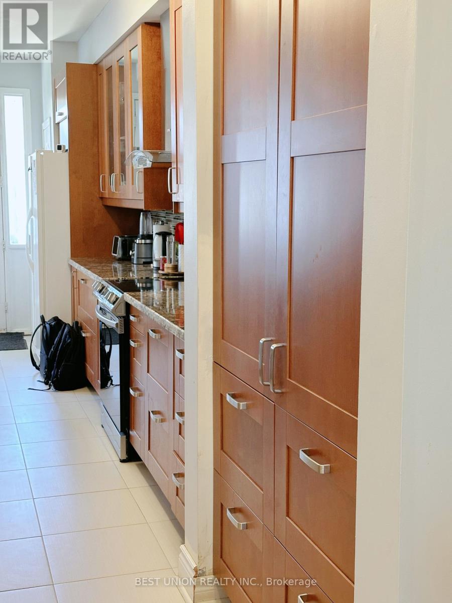 320 Country Glen Road S, Markham, Ontario  L6B 1C5 - Photo 4 - N12421710