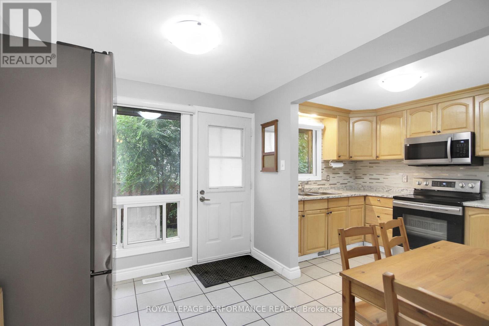 360 Woodfield Drive, Ottawa, Ontario  K2G 3W9 - Photo 9 - X12421738