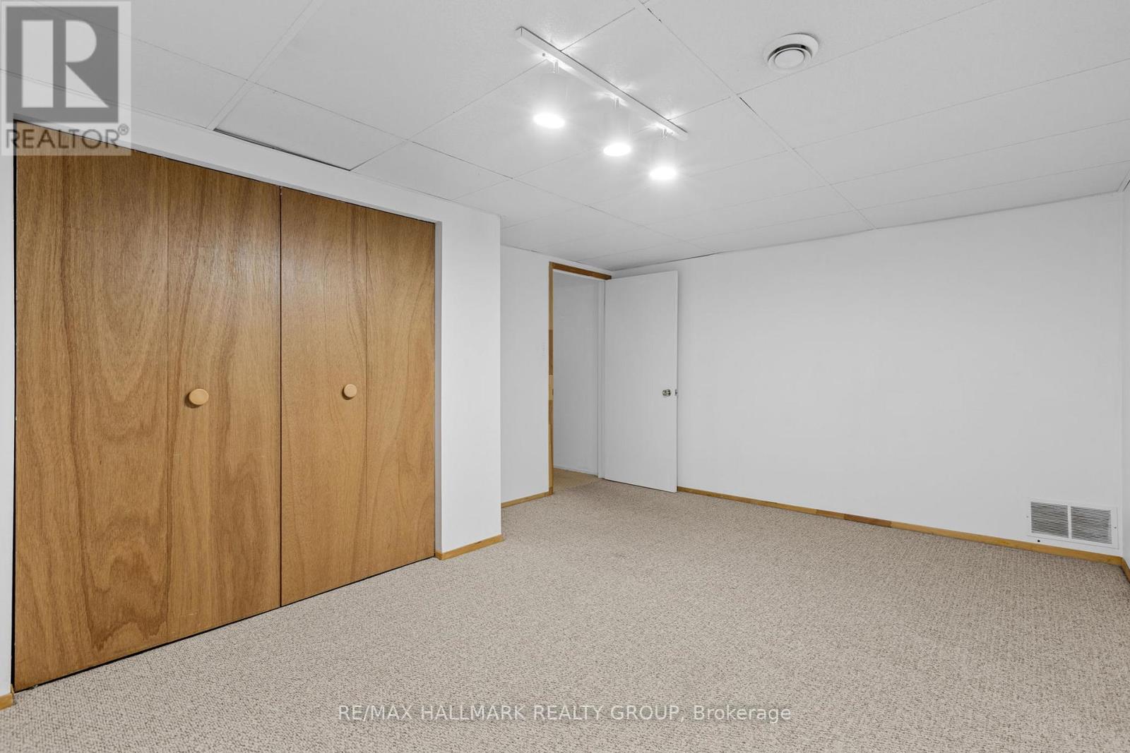 7 Naismith Crescent, Ottawa, Ontario  K2L 2K7 - Photo 22 - X12421817