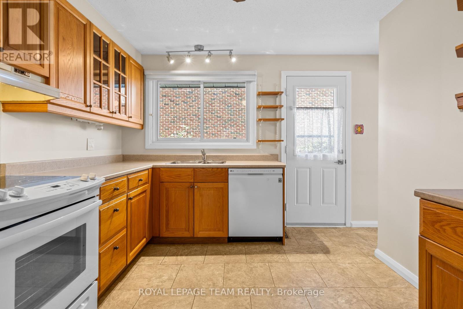 153 David Drive, Ottawa, Ontario  K2G 2N6 - Photo 14 - X12421830