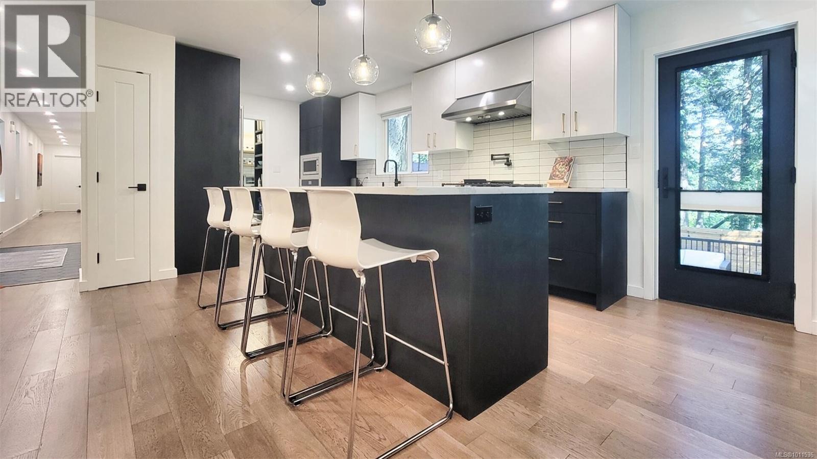 Property at 4657 Amblewood Dr image 3