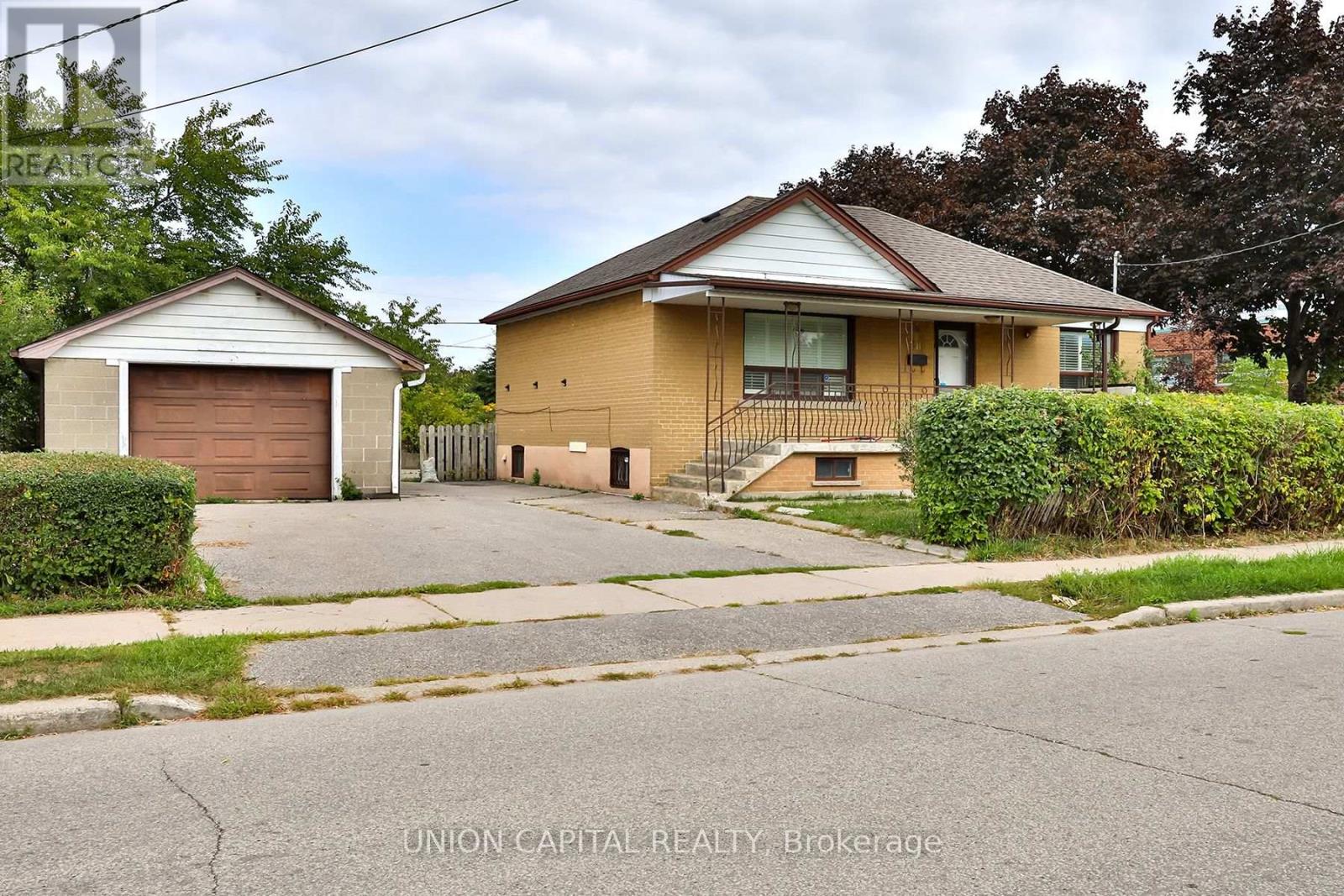 38 CLAVER AVENUE, Toronto, Ontario