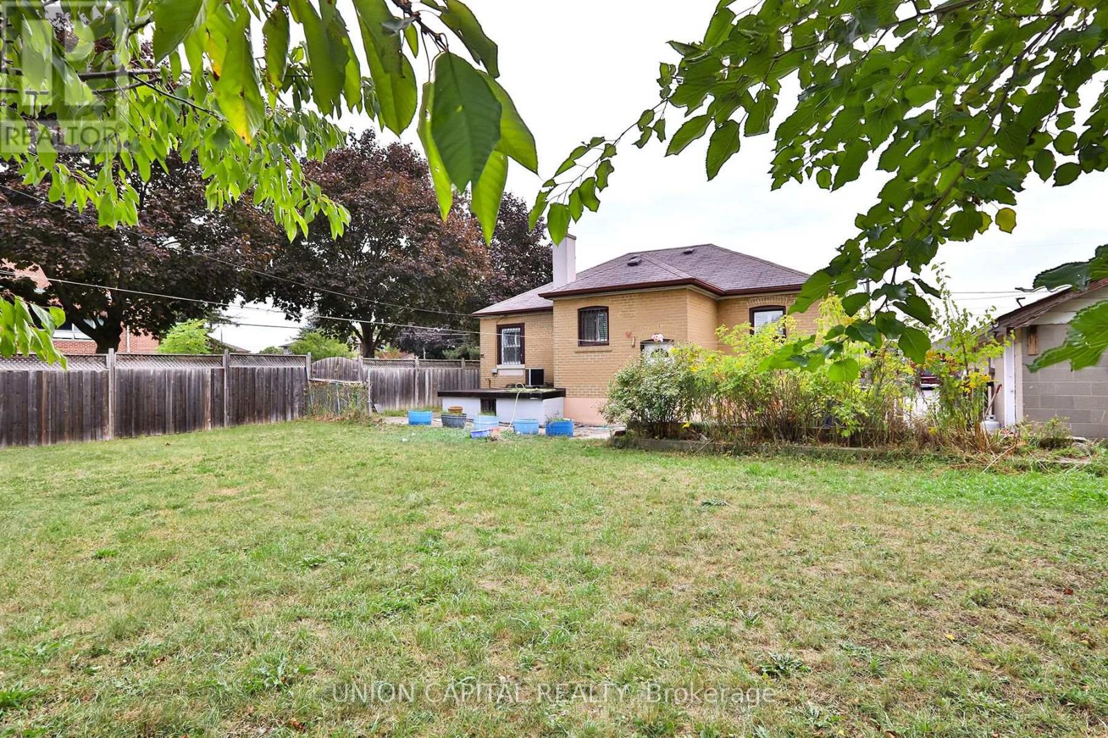 38 Claver Avenue, Toronto, Ontario  M6B 2V8 - Photo 27 - W12421668