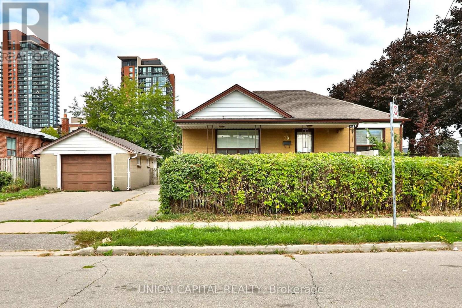 38 Claver Avenue, Toronto, Ontario  M6B 2V8 - Photo 28 - W12421668