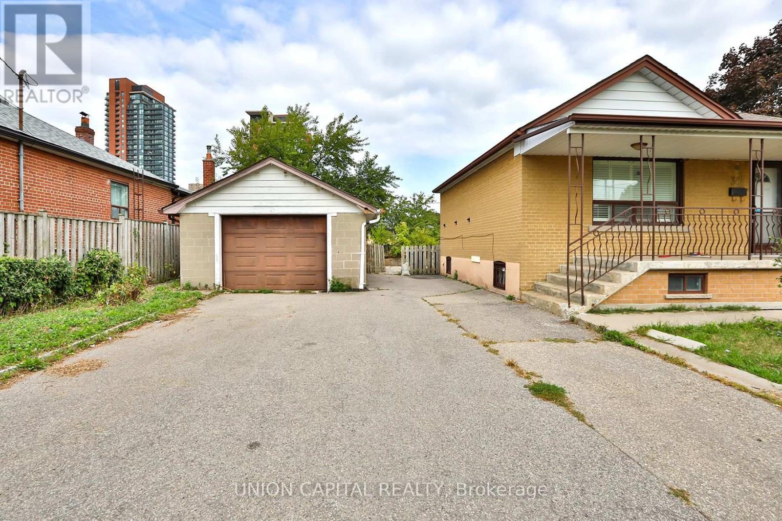 38 Claver Avenue, Toronto, Ontario  M6B 2V8 - Photo 31 - W12421668