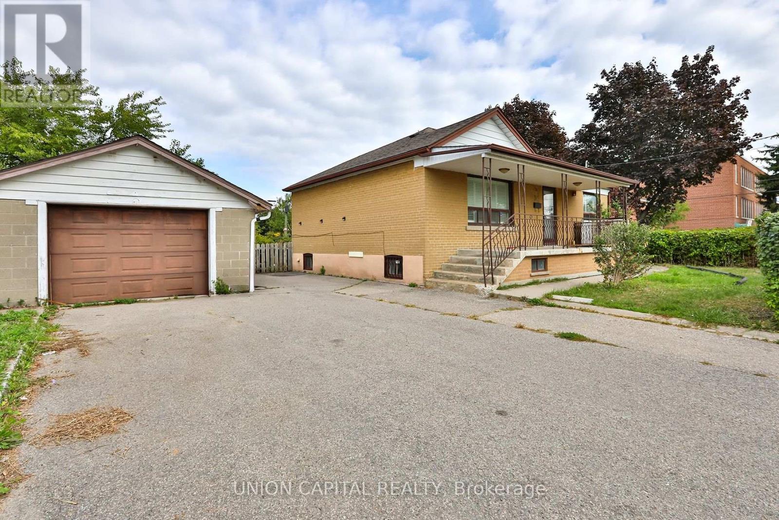 38 Claver Avenue, Toronto, Ontario  M6B 2V8 - Photo 32 - W12421668